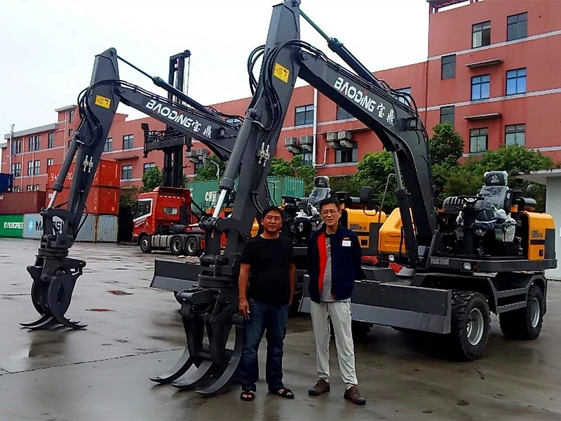 輪式挖掘機(jī)抓木機(jī)出口